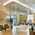 Candelabro de cristal moderno no lobby de hotel